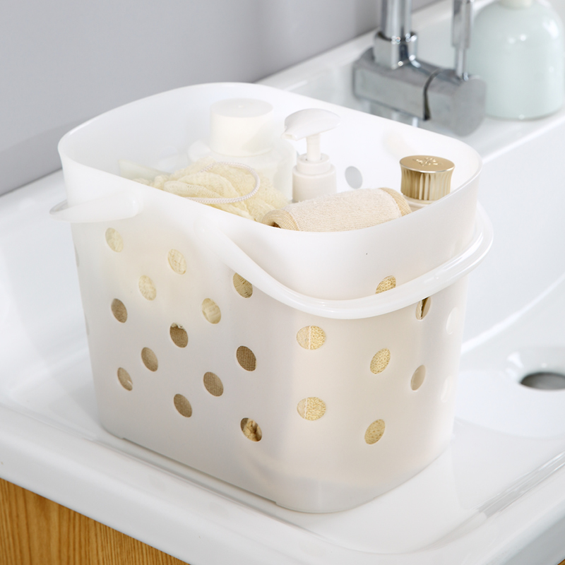 Поддерживайте чистоту и порядок на своем туалетном столике с помощью наших корзин из пластиковых контейнеров с ручками.